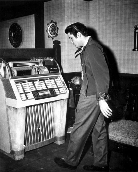 uDiscover article... This image has an empty alt attribute; its file name is elvis-and-jukebox.jpg